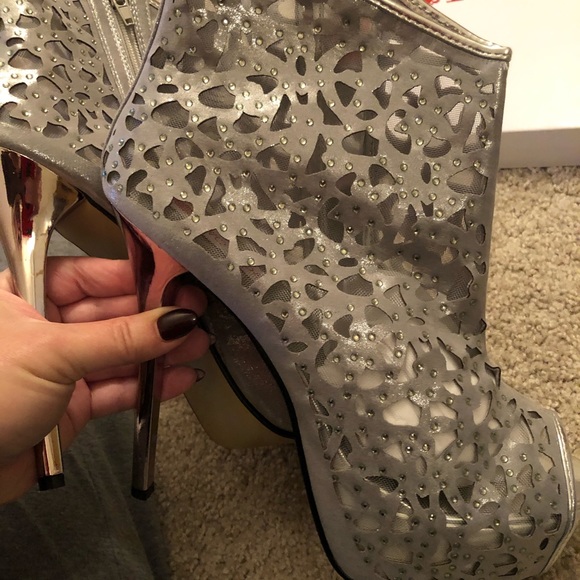 Silver platform peep toe. - Picture 3 of 6